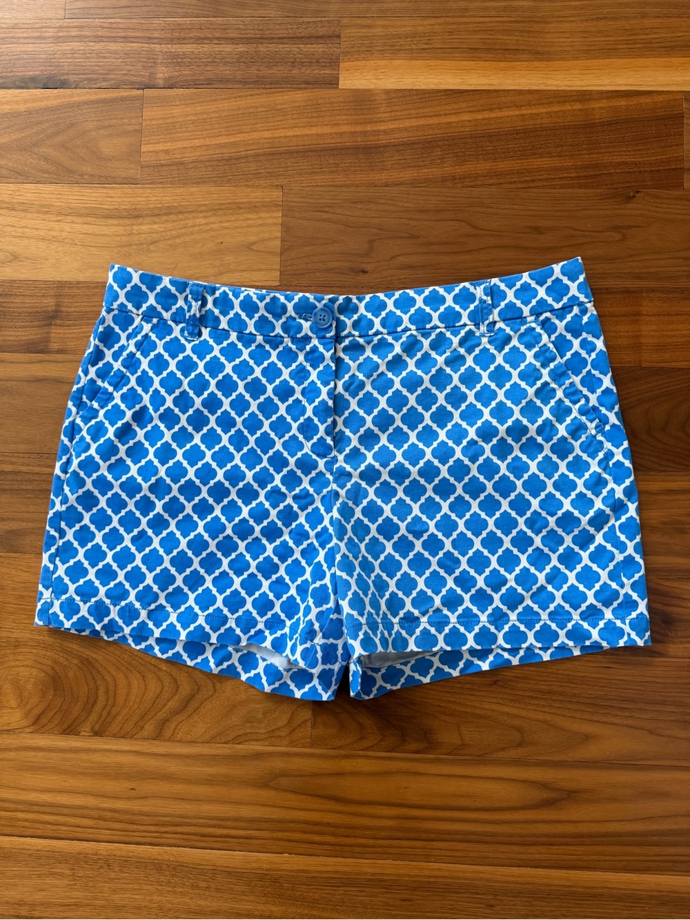 Crown & Ivy Women’s Blue Chino Shorts Quatrefoil Trellis Coastal Preppy Tailored
